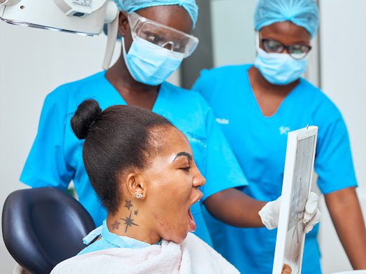 A happy patient with the De Santi team