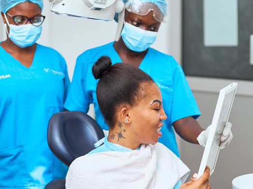 A De Santi patient with the team, ready for treatment